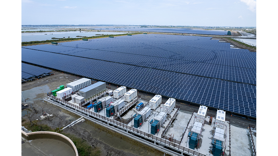 為追求淨零永續的未來，我國正在大力發展再生能源。圖為臺南鹽田光電場及其搭載的儲能設備。